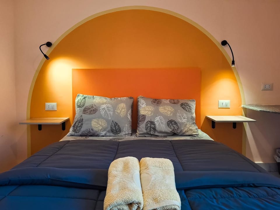 Bed, Bedroom, towels