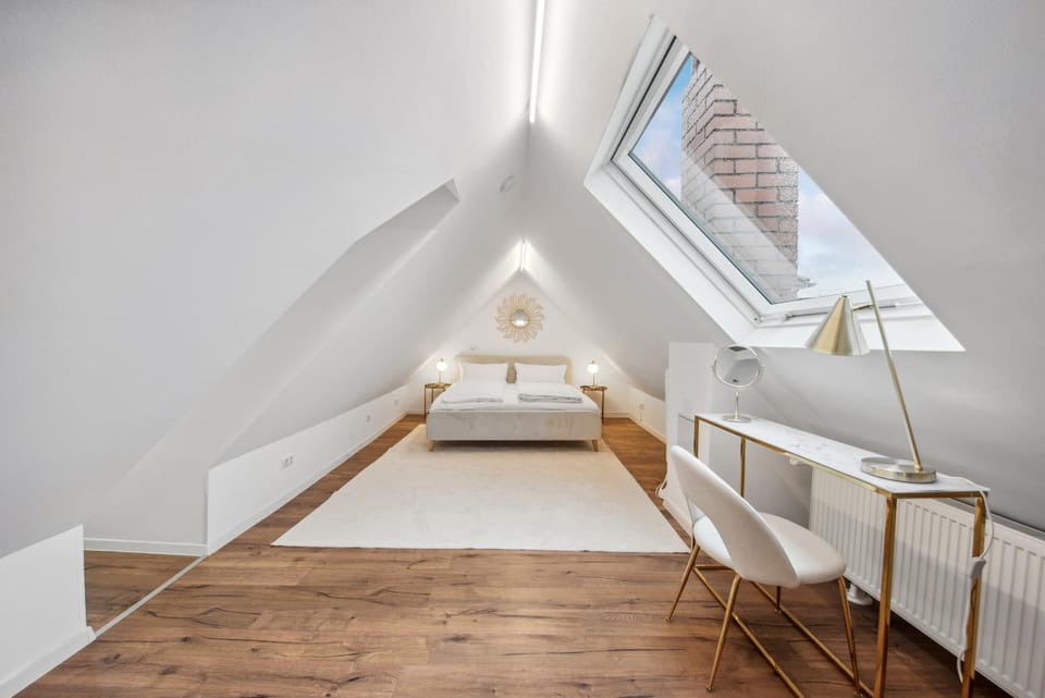 Bed, Photo of the whole room, Seating area, Bedroom