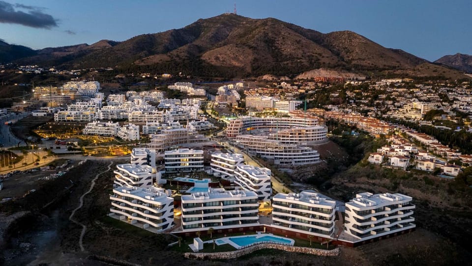 Property building, Bird's eye view, Mountain view, Swimming pool, Swimming pool
