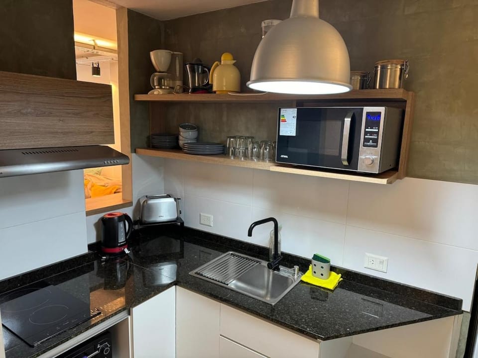 Coffee/tea facilities, oven, stove, toaster