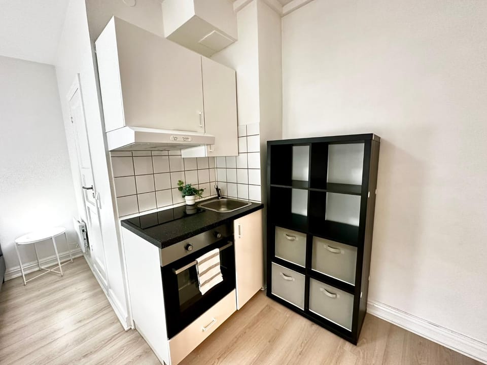 Kitchen or kitchenette, oven, stove