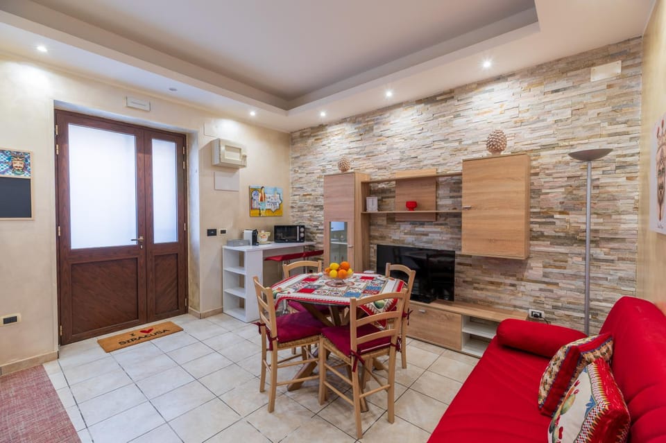 TV and multimedia, Kitchen or kitchenette, Living room, Seating area, Dining area, oven, stove