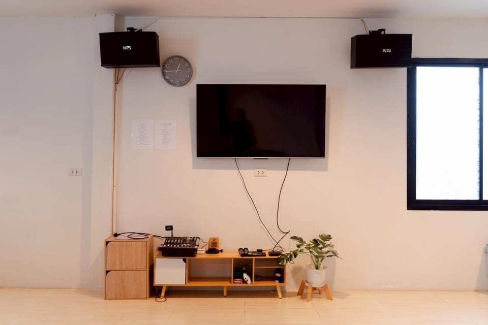 Communal lounge/ TV room