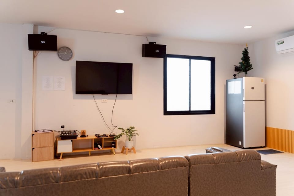 Communal lounge/ TV room