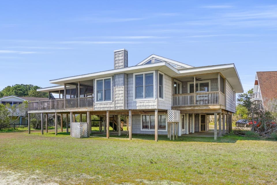 Avalon - waterfront home with fireplace and screened porch House in Chincoteague Island