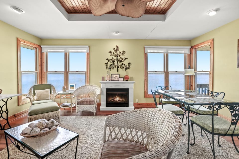 Avalon - waterfront home with fireplace and screened porch House in Chincoteague Island