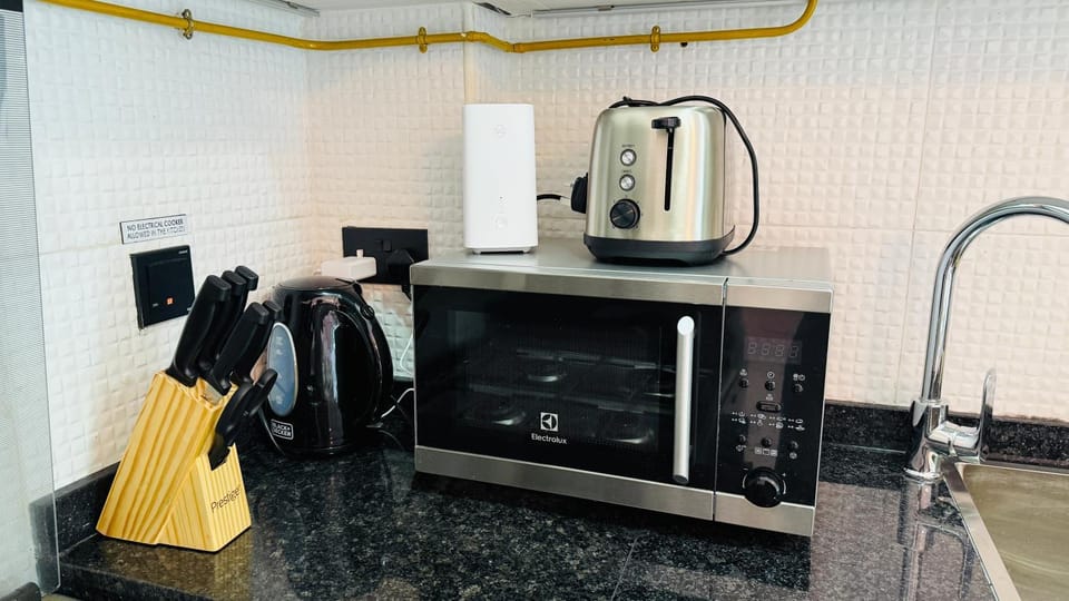 Coffee/tea facilities, Kitchen or kitchenette, stove, toaster