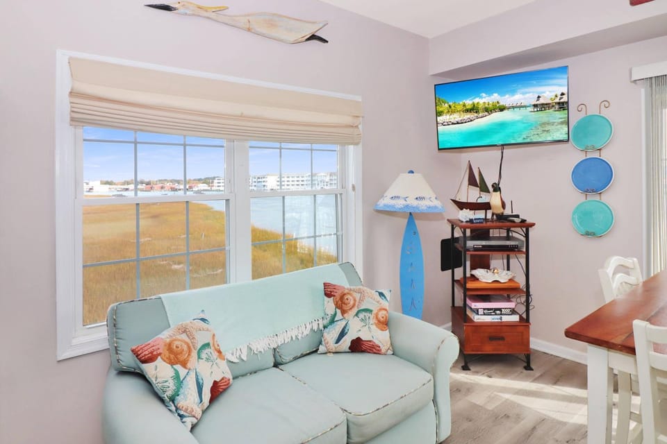 Bay Daze - Waterfront townhome w private boat dock! House in Chincoteague Island