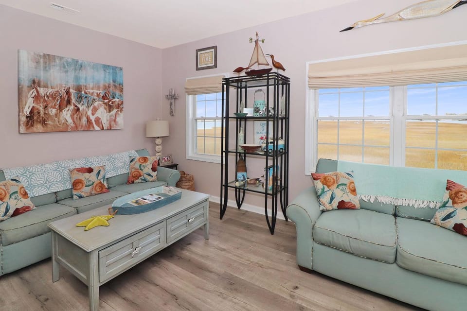 Bay Daze - Waterfront townhome w private boat dock! House in Chincoteague Island