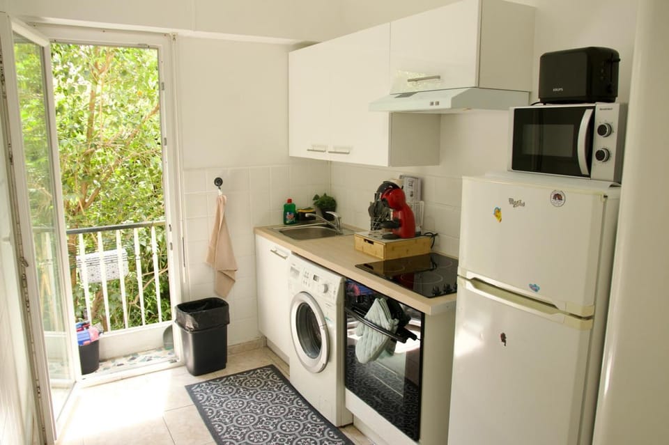 Coffee/tea facilities, Kitchen or kitchenette, oven, stove, toaster, washing machine