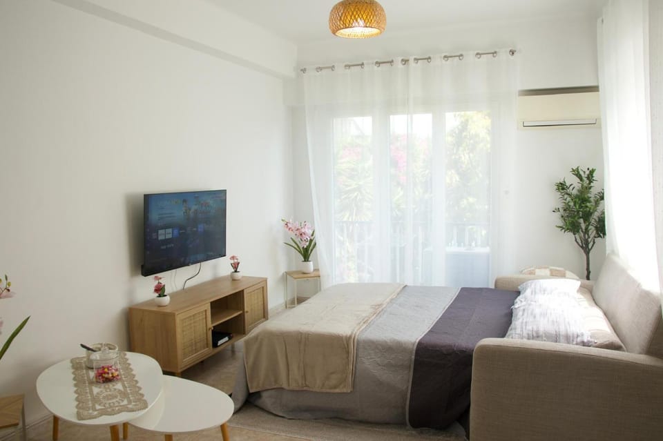 Communal lounge/ TV room, Bed, TV and multimedia