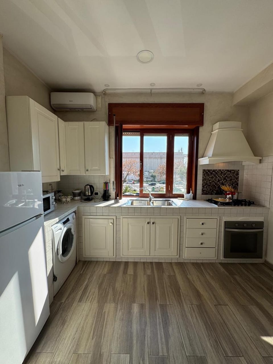 Kitchen or kitchenette, washing machine