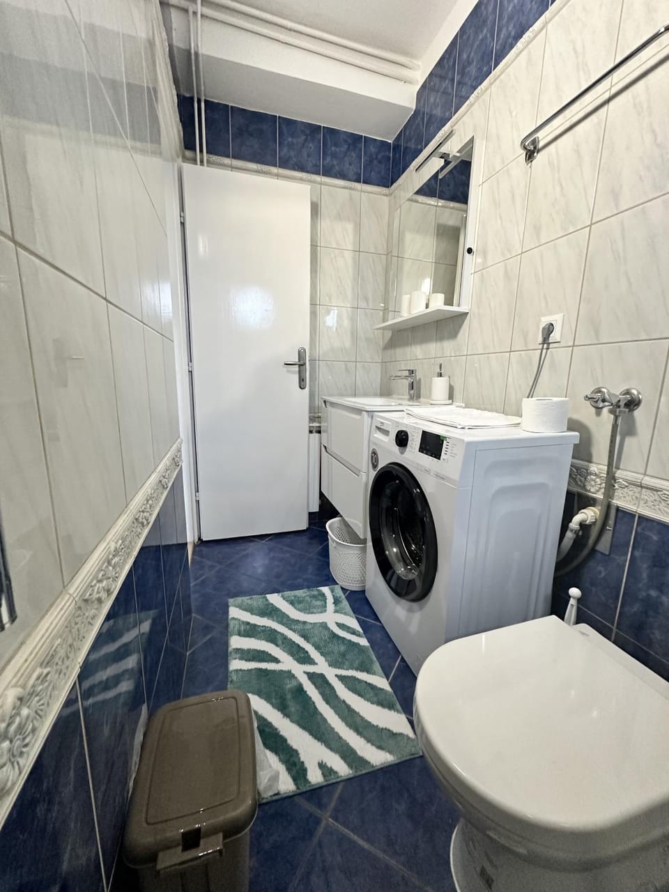 Shower, Toilet, Bathroom, towels, washing machine