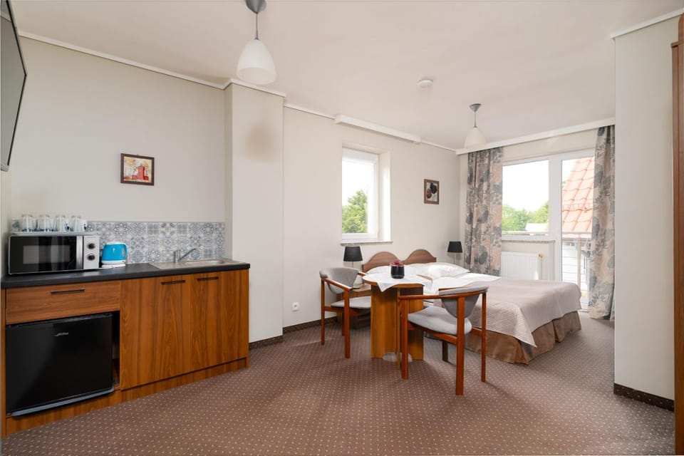 Bed, TV and multimedia, Kitchen or kitchenette, Photo of the whole room, Bedroom