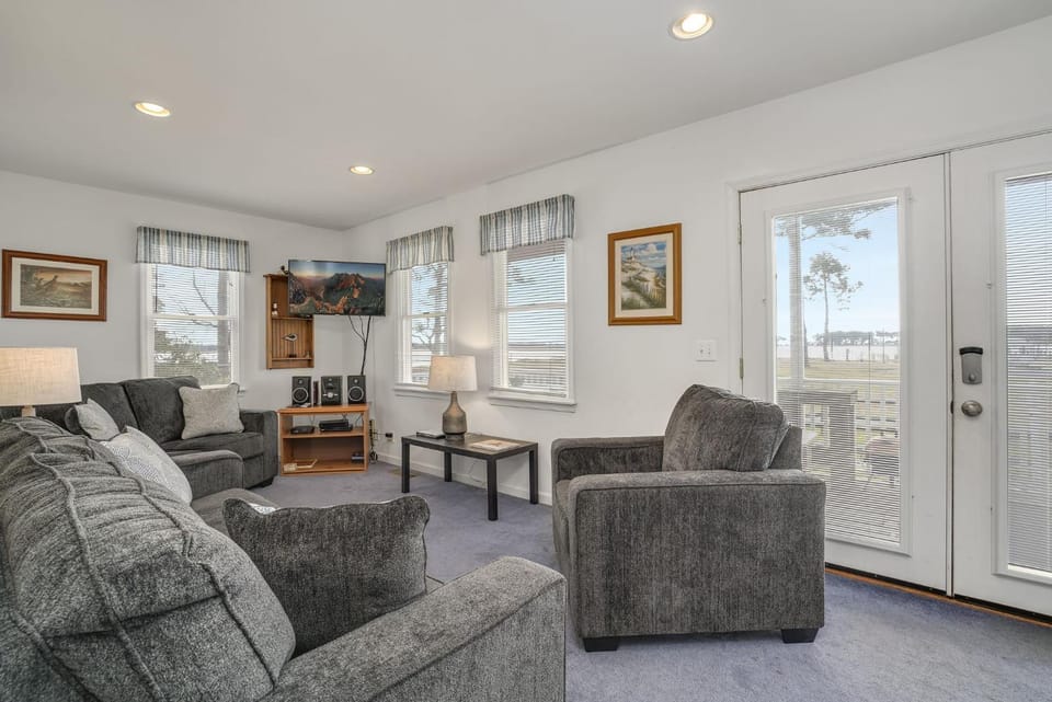 Channel Lookout - Water views & public dock! House in Chincoteague Island