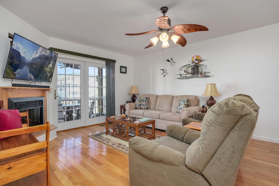 Charlie's Bayside Retreat - Pet friendly, In town! House in Chincoteague Island