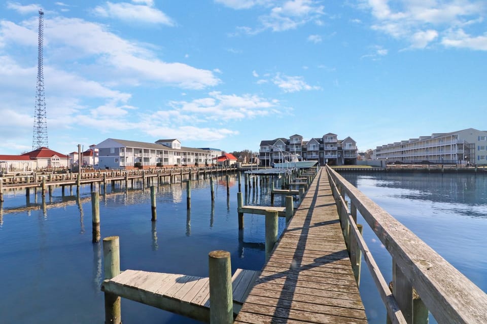 Charlie's Bayside Retreat - Pet friendly, In town! House in Chincoteague Island