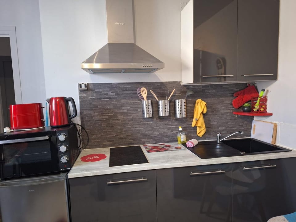 Coffee/tea facilities, Kitchen or kitchenette, oven, stove, toaster, kitchen