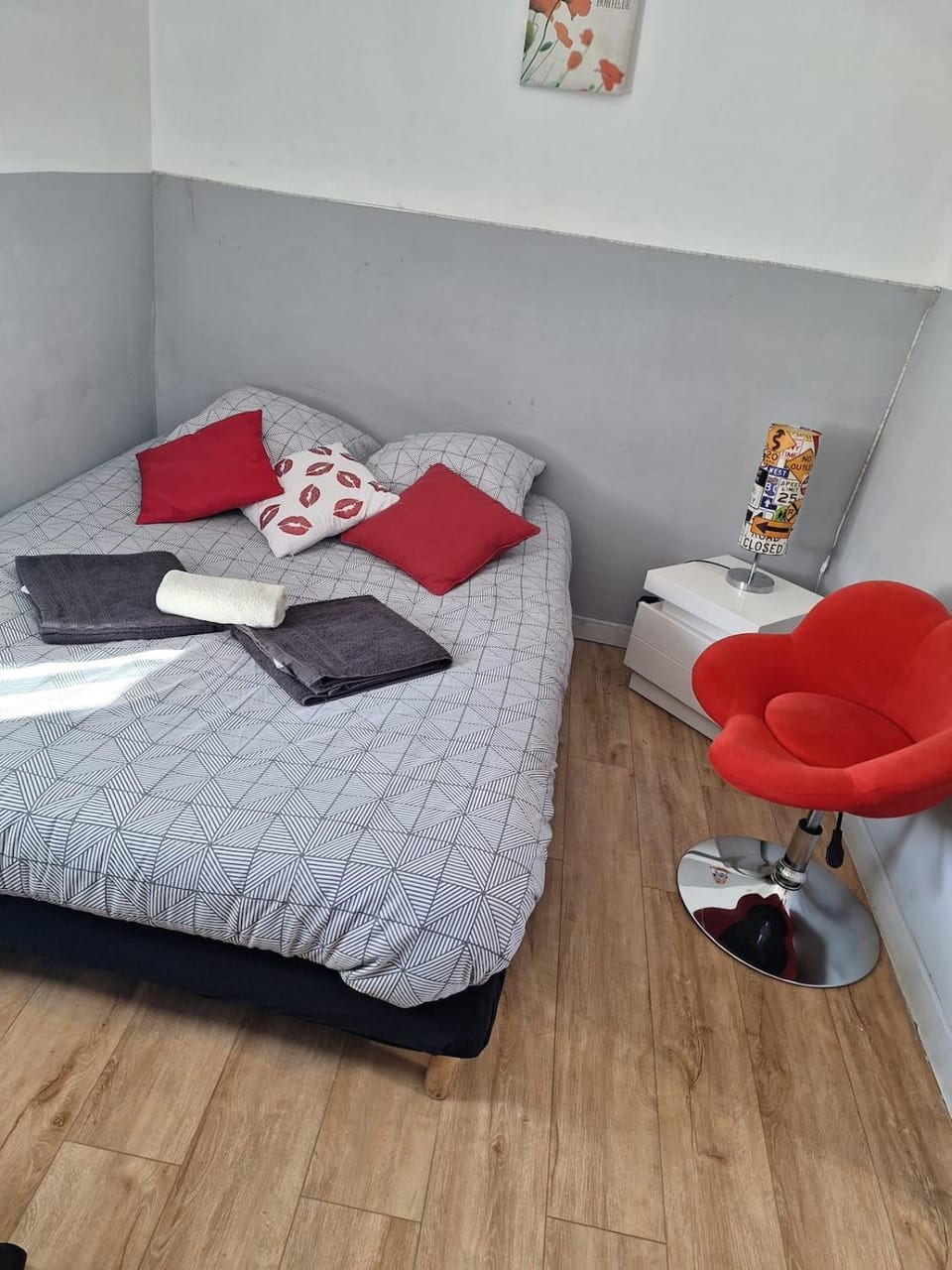 Bed, Photo of the whole room, Bedroom