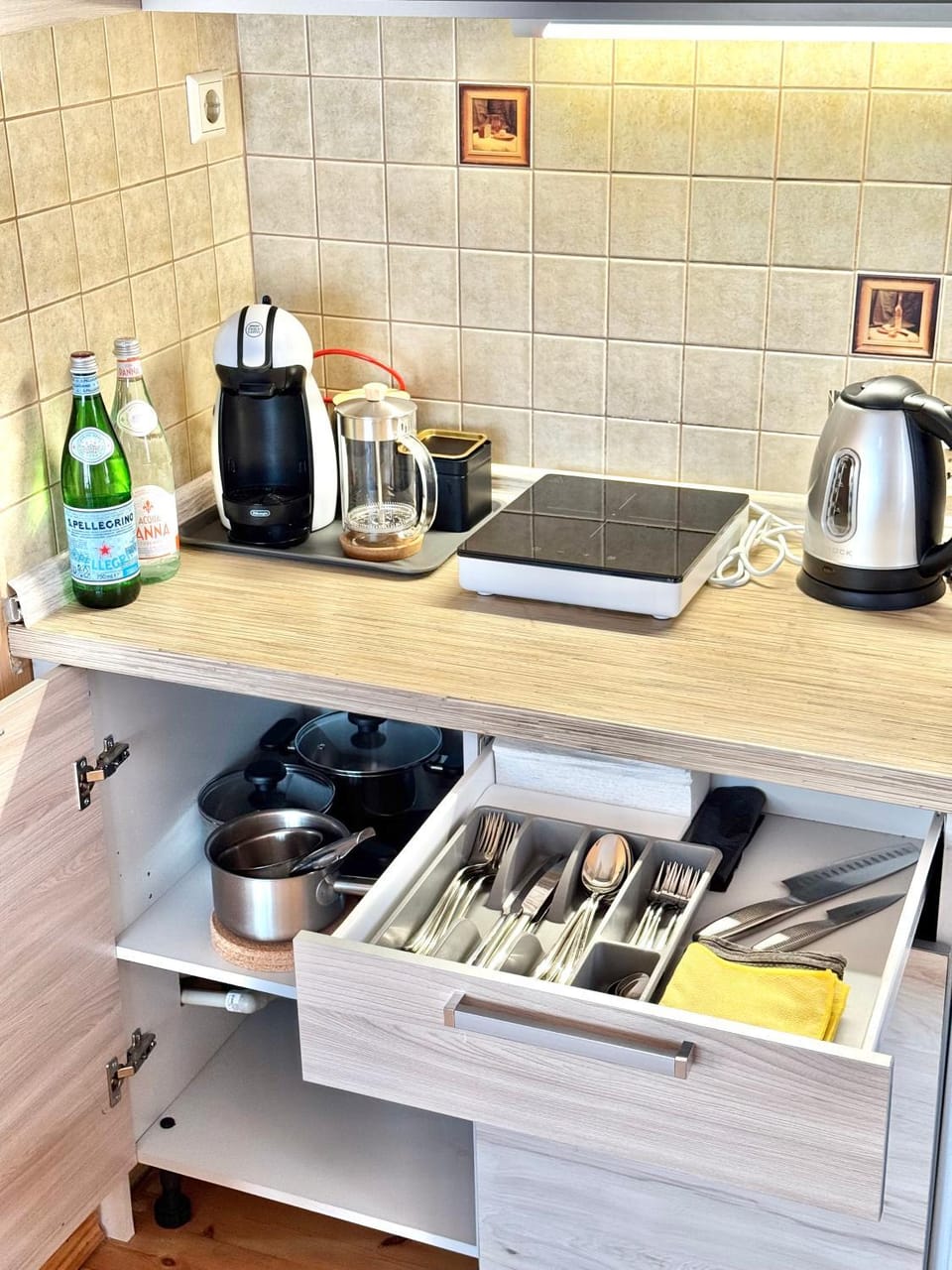 Coffee/tea facilities, Kitchen or kitchenette, stove