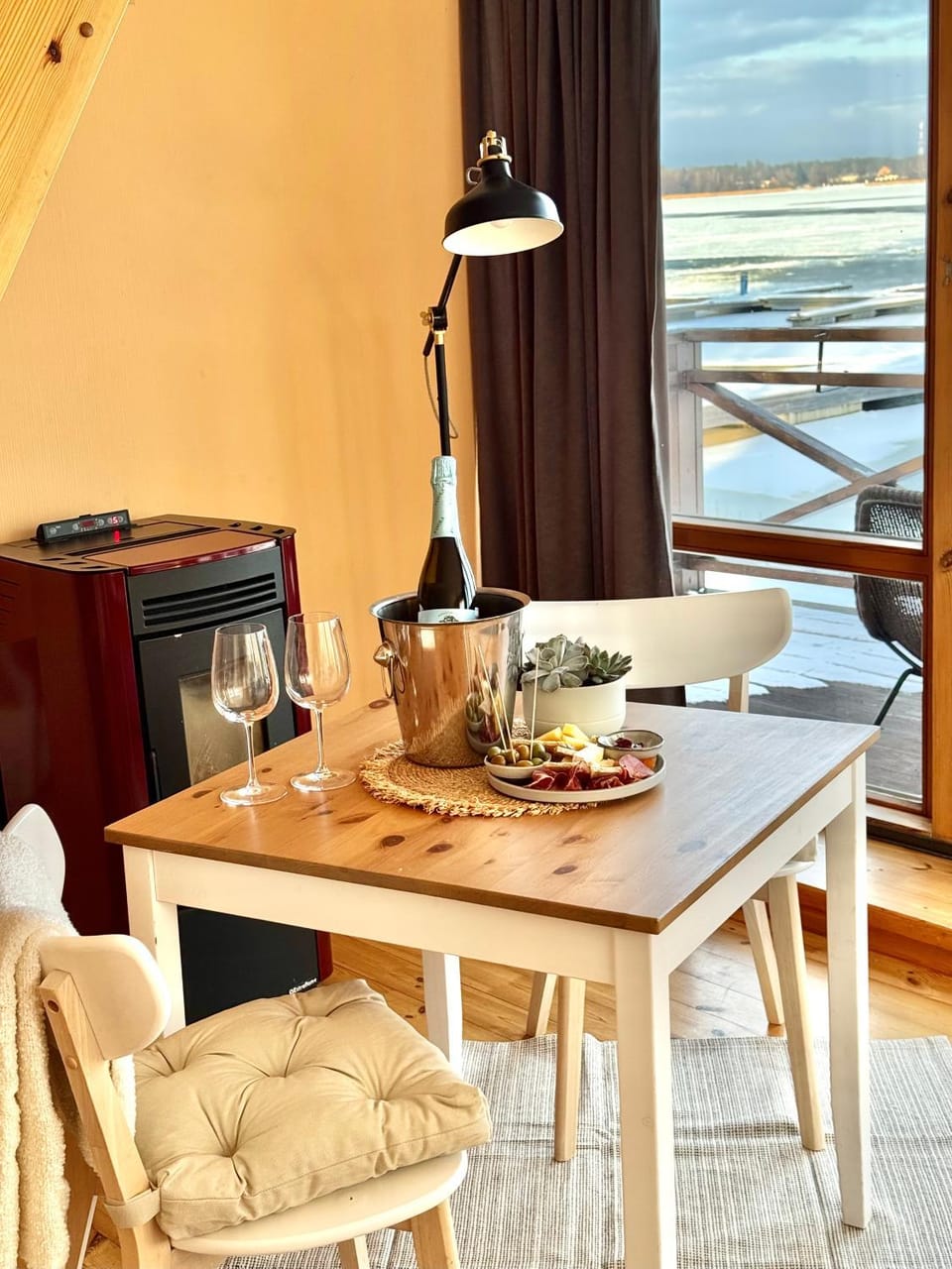 Living room, Food and drinks, Seating area, Dining area