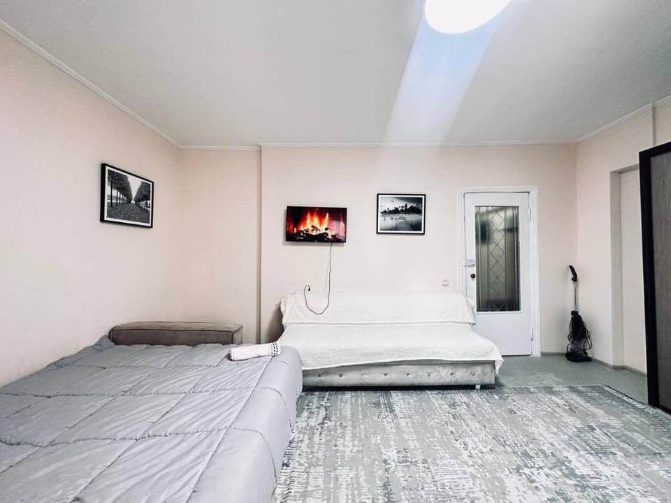 Bed, TV and multimedia, Photo of the whole room, Bedroom