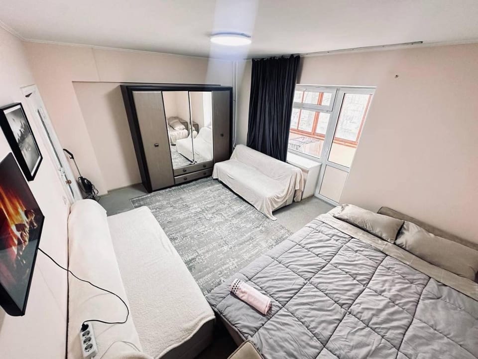 Bed, TV and multimedia, Living room, Photo of the whole room, Seating area, Bedroom, wardrobe