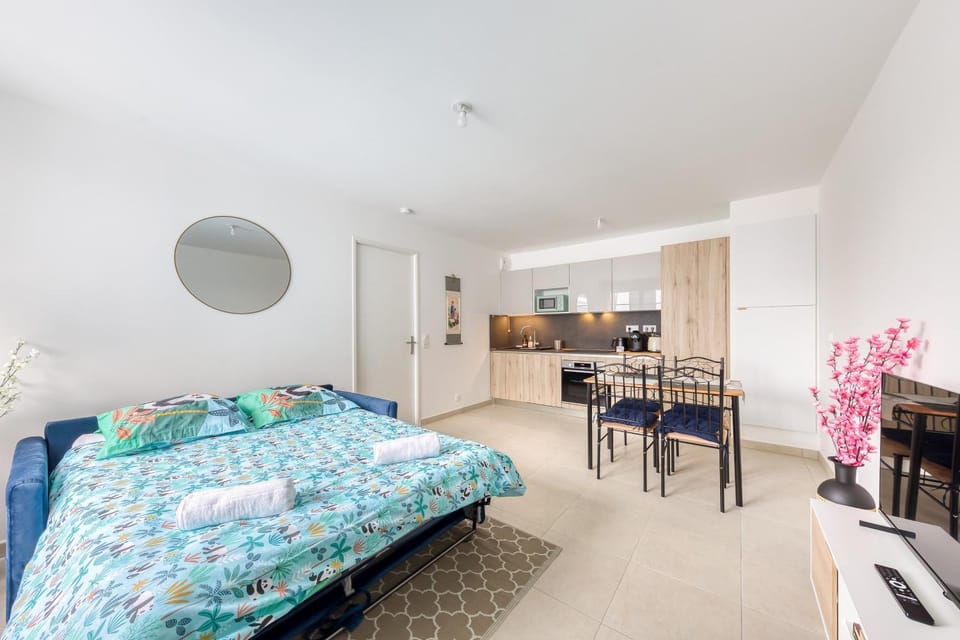 Kitchen or kitchenette, Living room, Dining area, oven