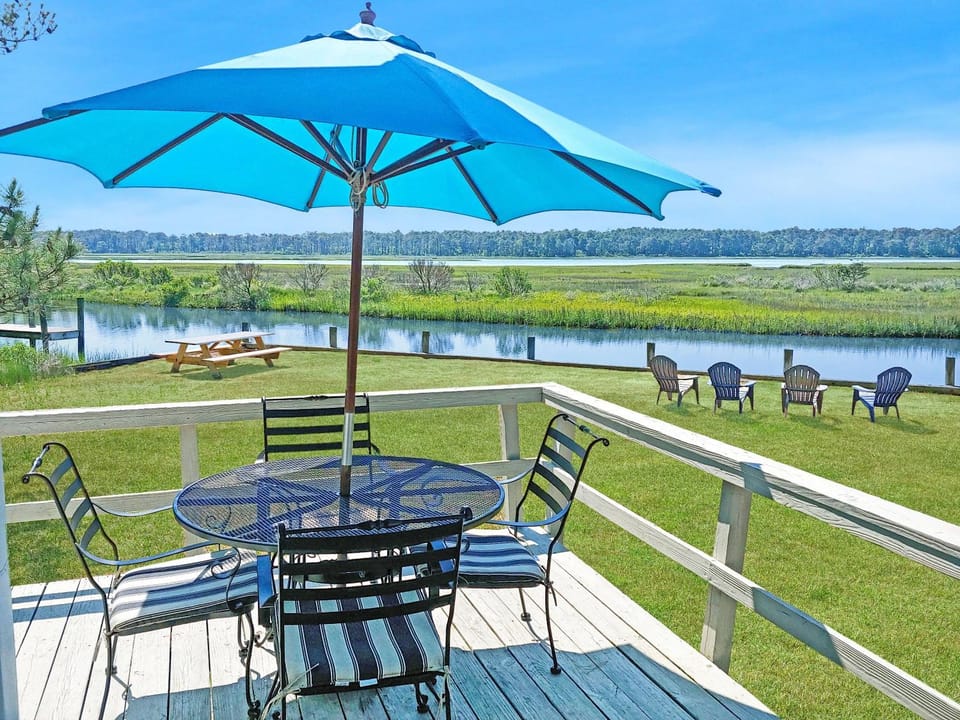 Conch Shell - Waterfront villa with wrap around deck! House in Chincoteague Island