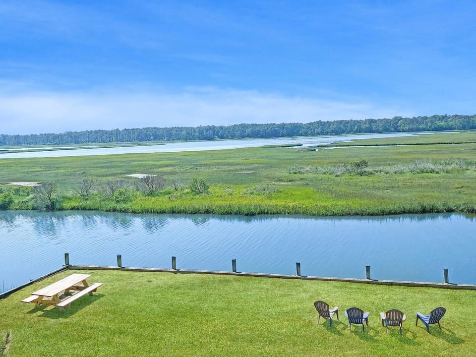 Conch Shell - Waterfront villa with wrap around deck! House in Chincoteague Island