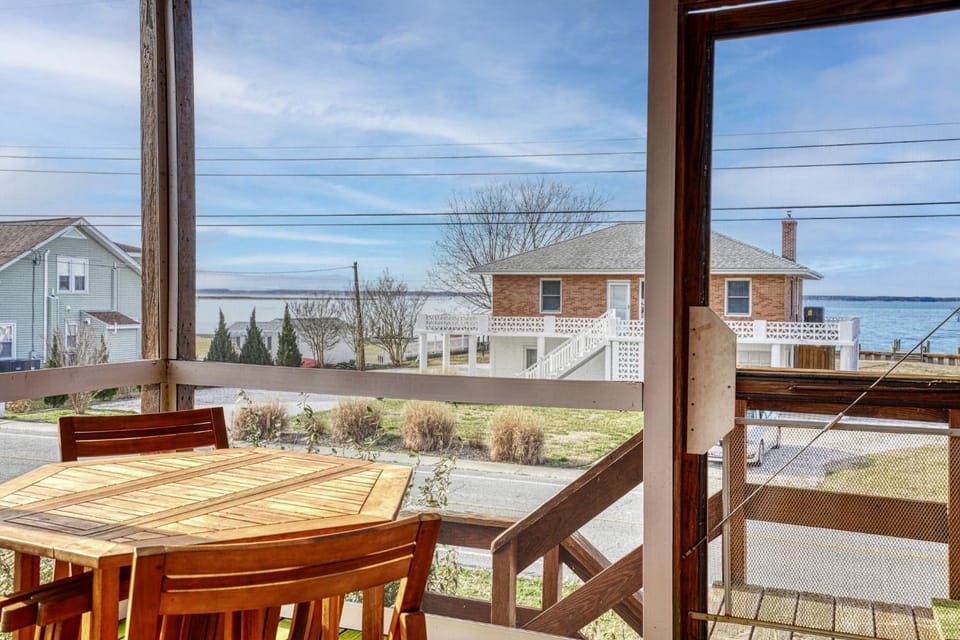 Cozy Nest - Waterview, Pet Friendly, Screened Porch House in Chincoteague Island
