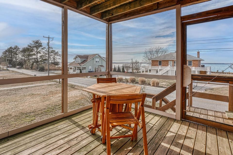 Cozy Nest - Waterview, Pet Friendly, Screened Porch House in Chincoteague Island
