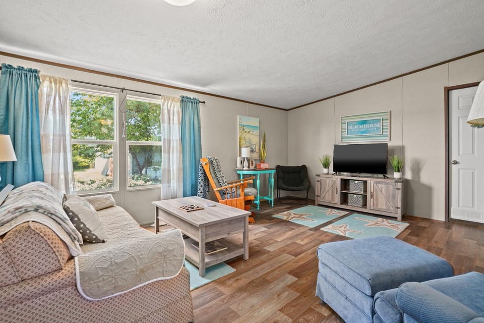 Crabby Pines - Pet friendly modern accommodations! House in Chincoteague Island