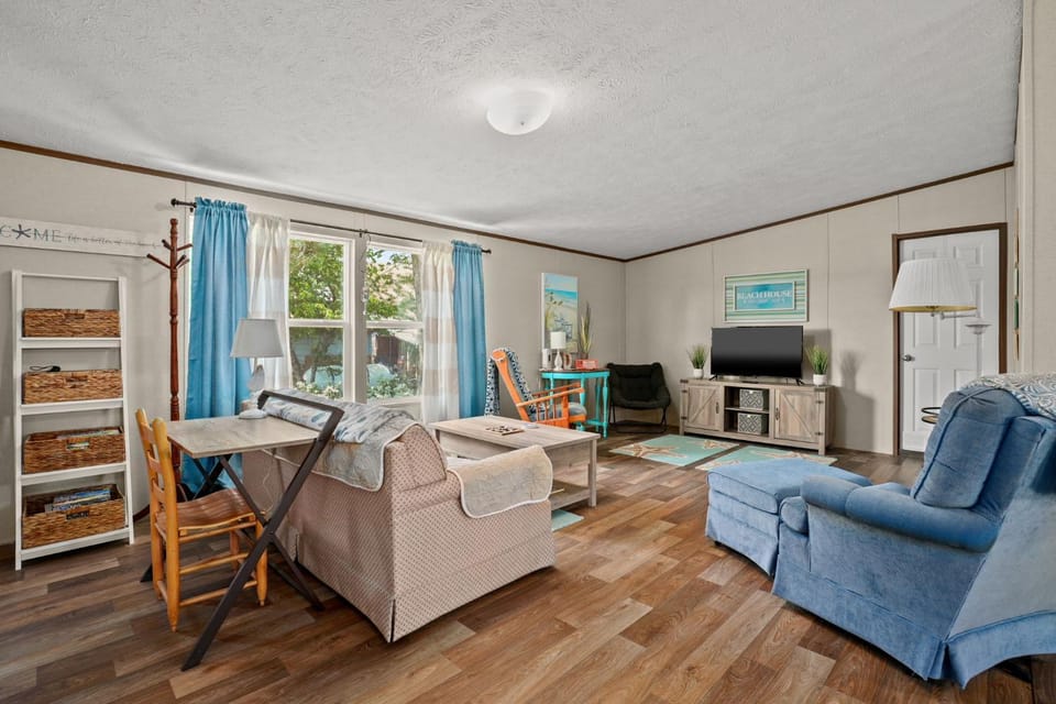 Crabby Pines - Pet friendly modern accommodations! House in Chincoteague Island
