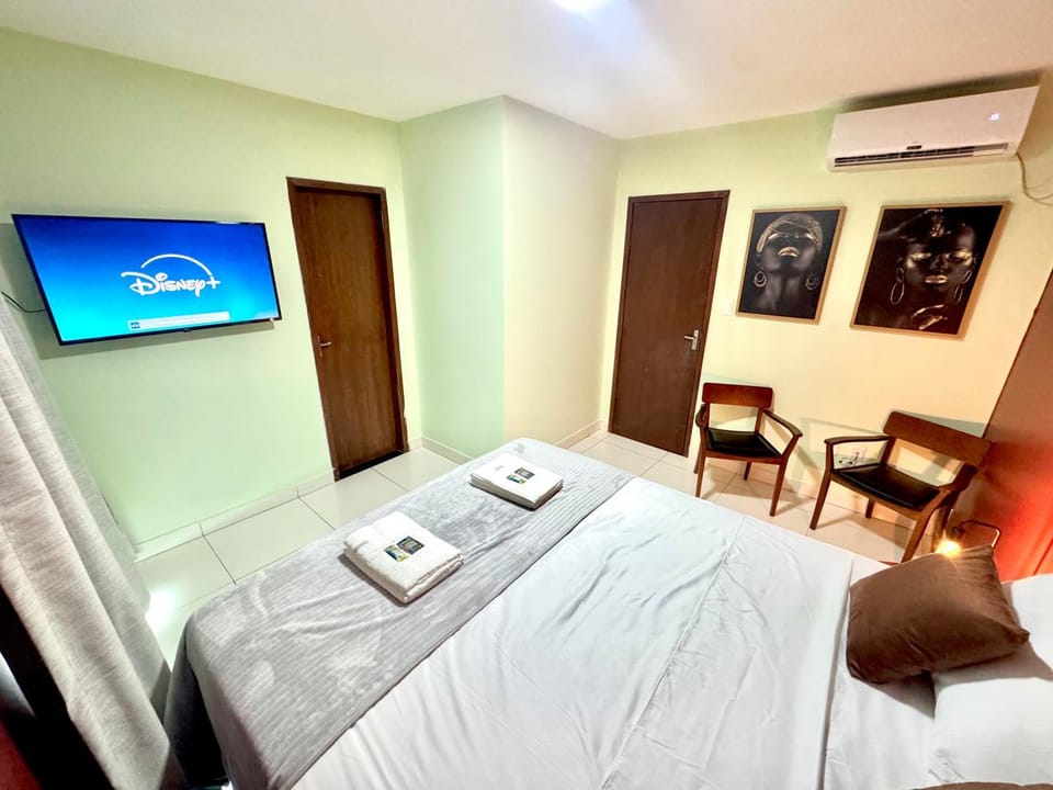Bed, TV and multimedia, Photo of the whole room, Evening entertainment, Bedroom, towels, air conditioner