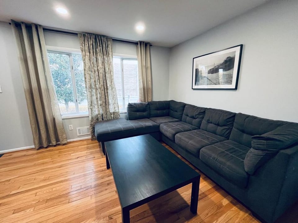 Private Upstairs Unit near Balt City John Hopkins Apartment in Rossville
