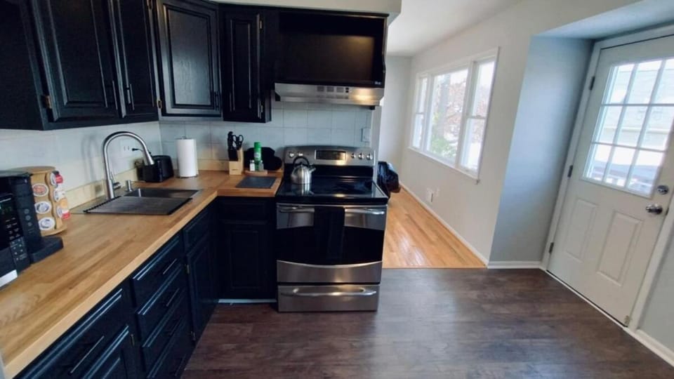 Private Upstairs Unit near Balt City John Hopkins Apartment in Rossville
