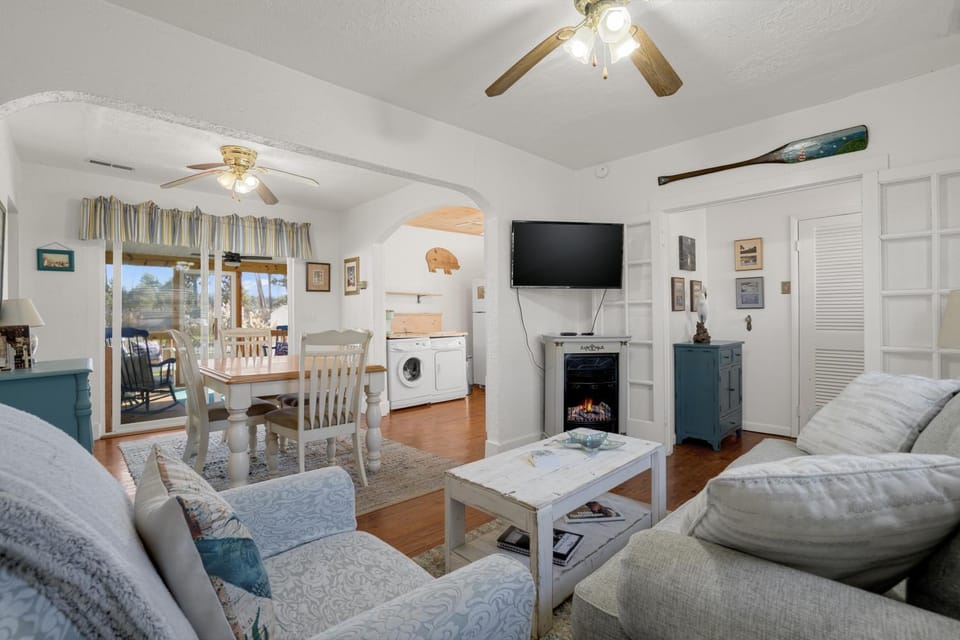 Egret's Walk - Charming Cottage on North Main! House in Chincoteague Island