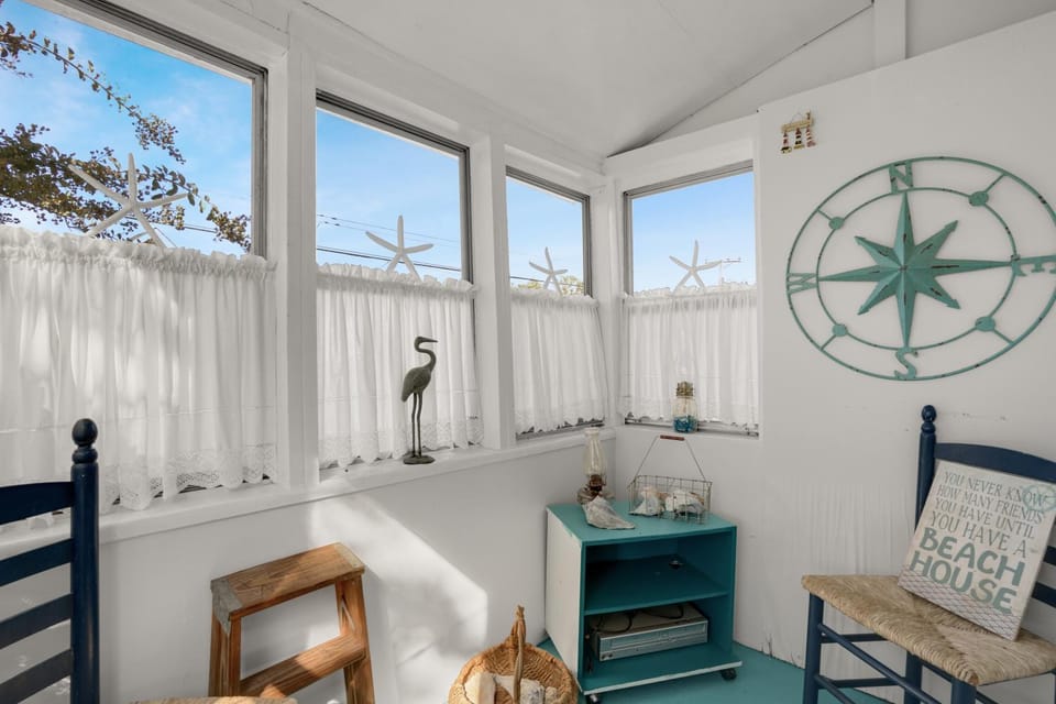 Egret's Walk - Charming Cottage on North Main! House in Chincoteague Island