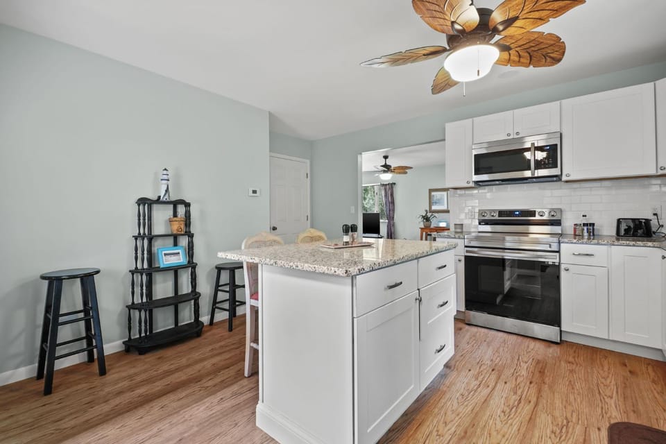 Escape at Deep Hole Hideaway - Pet friendly duplex! House in Chincoteague Island
