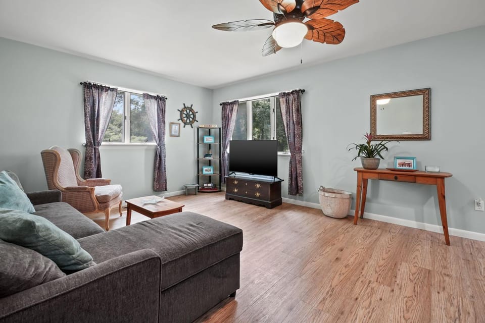 Escape at Deep Hole Hideaway - Pet friendly duplex! House in Chincoteague Island