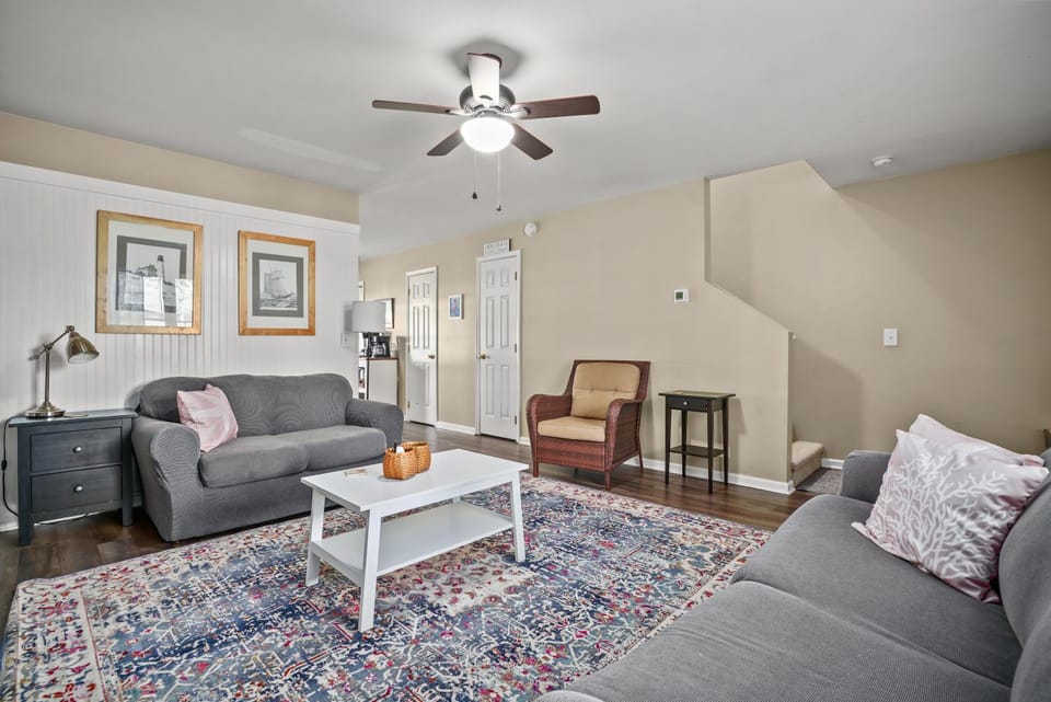 Gone Coastal - Pet friendly with screened porch! House in Chincoteague Island