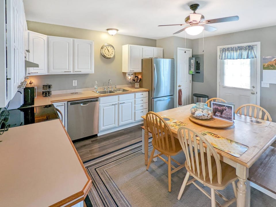 Gone Coastal - Pet friendly with screened porch! House in Chincoteague Island
