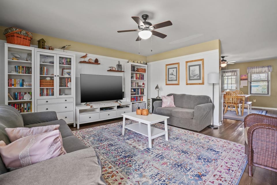 Gone Coastal - Pet friendly with screened porch! House in Chincoteague Island