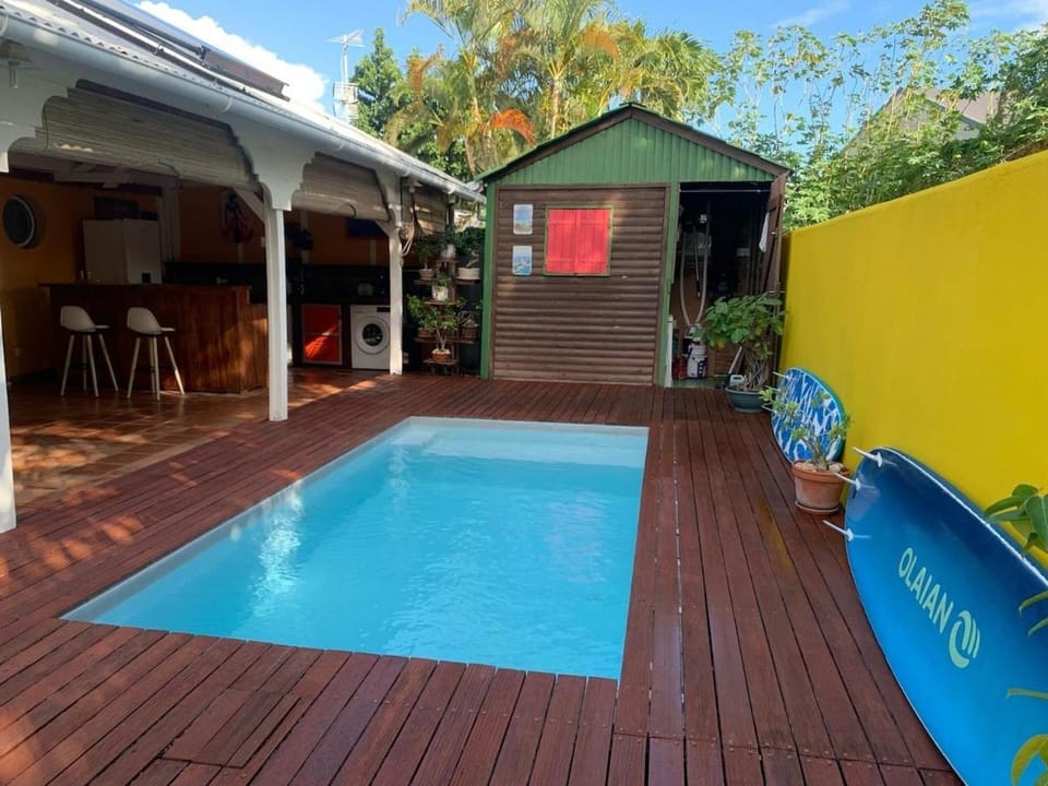Patio, Swimming pool, sunbed