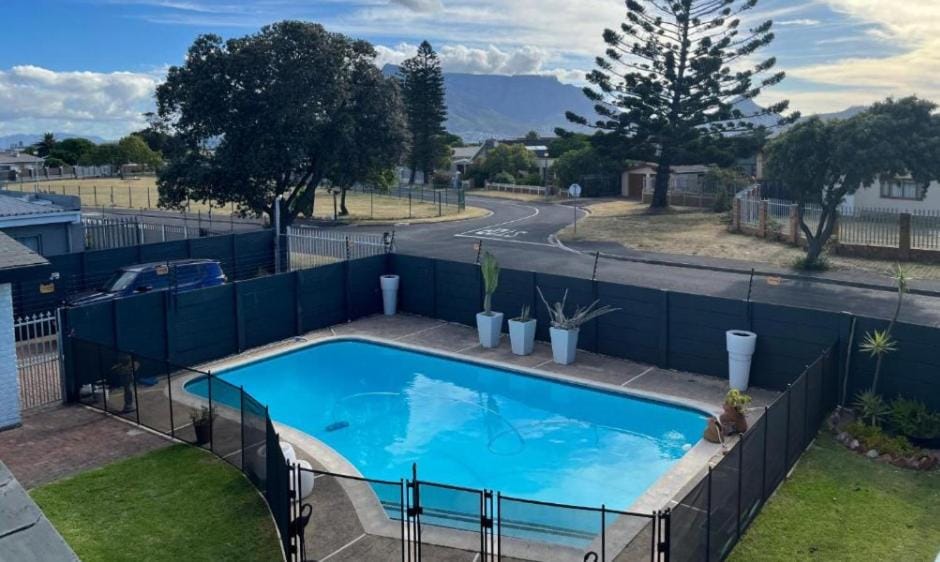 Property building, Day, Natural landscape, Pool view, Swimming pool, Parking
