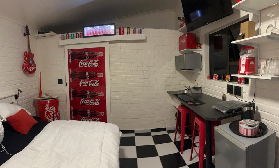 Bed, TV and multimedia, Kitchen or kitchenette, Photo of the whole room, Bedroom, toaster