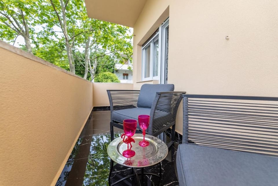 Mini Palais - Beachfront, 5 min center Apartment in Split