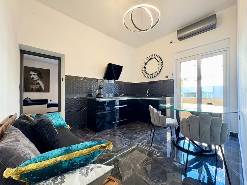 Mini Palais - Beachfront, 5 min center Apartment in Split
