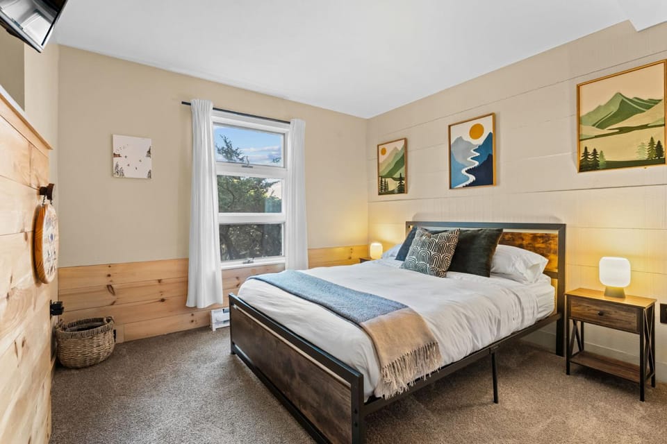 Bed, TV and multimedia, Photo of the whole room, Bedroom